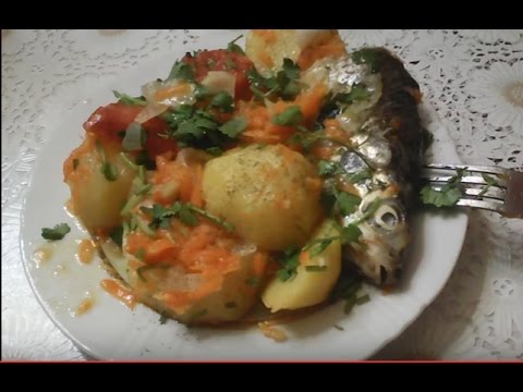 Картошка с рыбой минтай. Тушеная рыба с картошкой. Тушёная картошка с рыбой на сковороде. Рыба с картошкой на сковороде. Тушеный окунь с картофелем.
